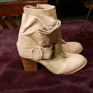 Splendid cream coloured buckle boots. Size 6.